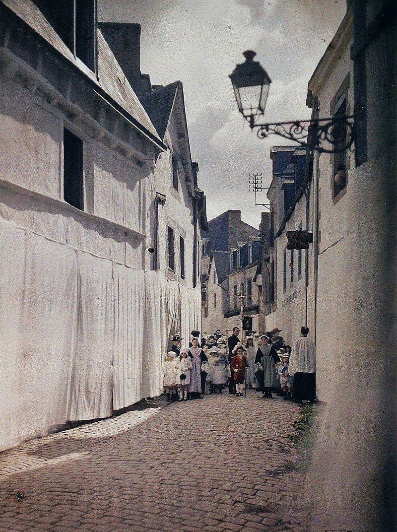 Albert Kahn : La procession de la Fête-Dieu à Auray le 13 juin 1920 (plaque autochrome, Musée Albert-Kahn, Boulogne-Billancourt)