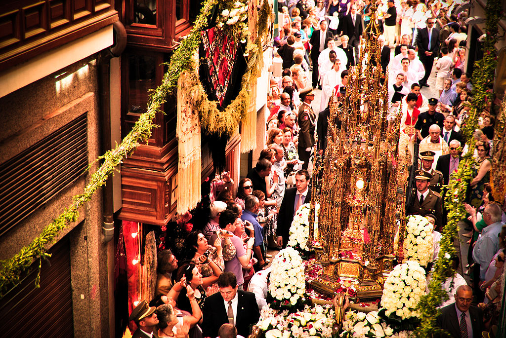 Corpus Christi, procession dans une rue de Tolède en 2010.
