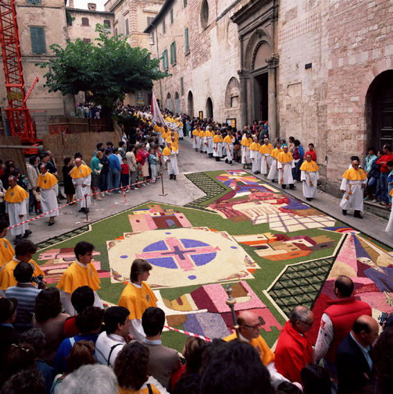 Tapis de fleurs et procession de la Fête-Dieu à Spello en Italie, le 9 juin 2006.