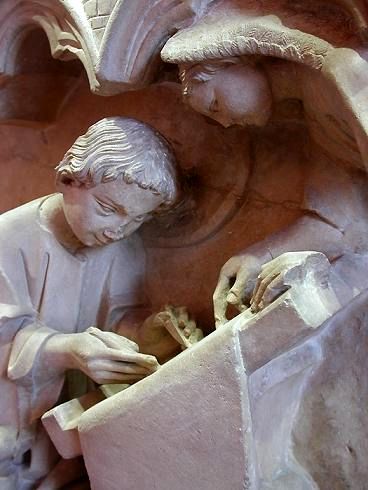 Bas-relief représentant saint Matthieu rédigeant l’Évangile sous la conduite de l'ange. XIIIe siècle