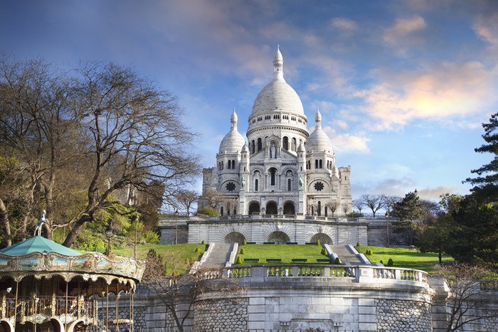 La basilique du Sacré-Cœur de Montmartre, dite du Vœu national, située au sommet de la butte Montmartre